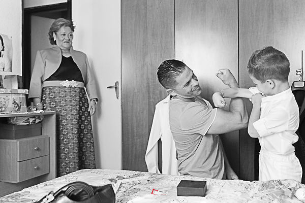los preparativos del novio con su hijo