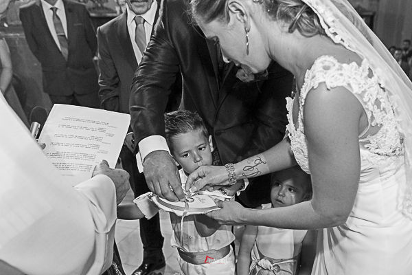el momento especial de ponerse las alianzas de boda