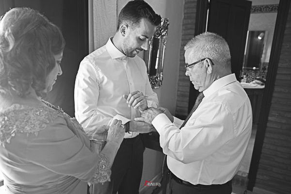 El novio preparándose con ayuda de su padre