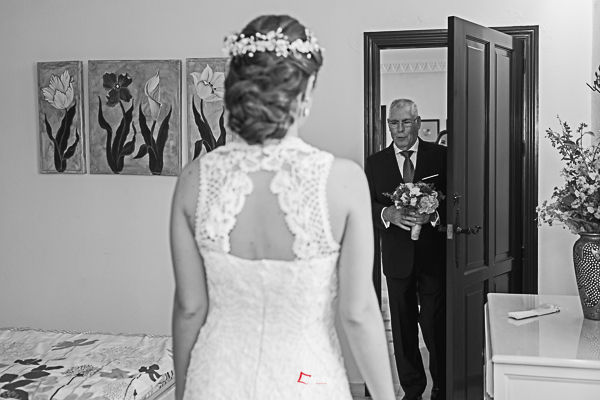 el padre de la novia entrega el ramo a su hija