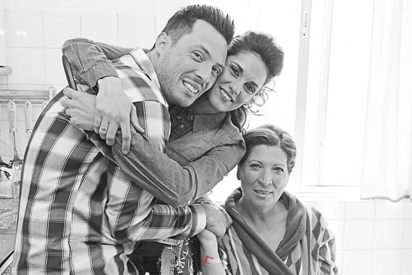 la familia del novio arropándolo momentos antes del enlace