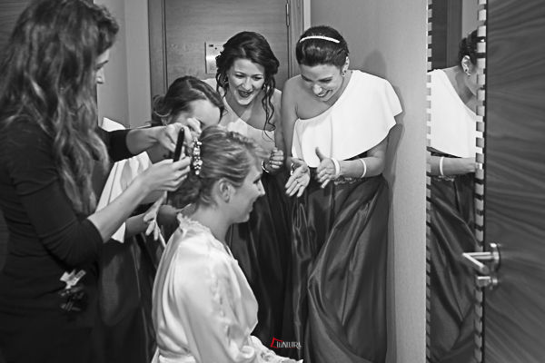 los preparativos de la novia rodeada de amigas