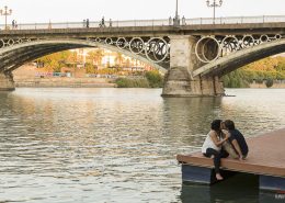 fotos de embarazada en el puente de Triana (Sevilla) Luz Neutra Fotografía